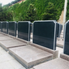 传统双穴立碑