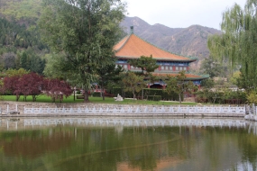 背山面水