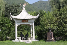 侯耀文墓地