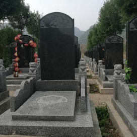 传统双穴立碑